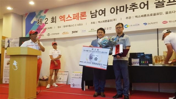 ▲엑스페론 김영준 대표(왼쪽)와 신페리오 우승자 박영길