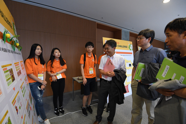 ▲‘미래의 과학 꿈나무' 육성을 위해 한화그룹이 주최하고 교육부, 과학기술정보통신부, 한국과학창의재단이 후원하는'한화사이언스챌린지 2017'이 8월 24~25일 한화인재경영원에서 진행됐다. 참가자 모두는 본선 내내‘과학 축제’로서의‘한화 사이언스 챌린지’를 즐겼다. 전시장에 마련된 서로의 연구 결과물을 살펴보며 각자의 연구결과를 심도깊게 토론하는 등 자유로운 지식 나눔의 장을 펼쳤다.(사진제공=한화그룹)