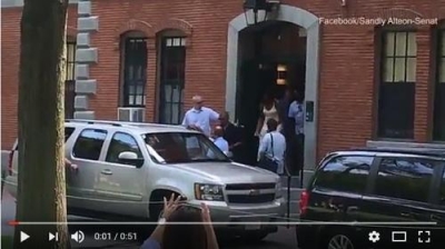 ▲큰딸 말리아의 하버드대 기숙사에서 나오는 버락 오바마 전 대통령 부부. (사진제공 = 유튜브 영상 캡쳐)