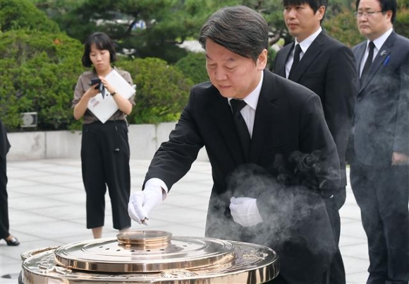 ▲안철수 국민의당 신임 당대표가 28일 오전 서울 동작구 국립서울현충원을 찾아 현충탑에 분향하고 있다. 이동근 기자 foto@