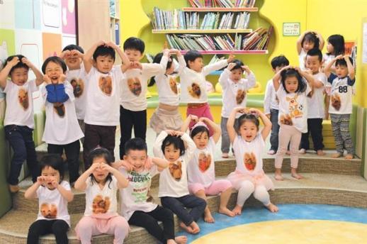▲포스코가 운영하고 있는 서울 강남구 대치동 포스코어린이집에서 임직원 자녀들이 하트를 그리며 사진을 찍고 있다. (사진제공=포스코)
