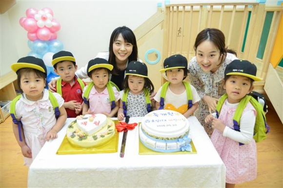▲효성ITX 어린이집 개원식을 맞아 임직원 자녀들이 개원 파티를 열고 있다. (사진제공=효성)