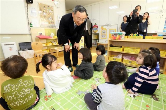 ▲황창규 KT 회장이 KT가 직접 운영하는 직장어린이집을 방문해 아이들과 이야기를 나누고 있다. 사진제공= KT