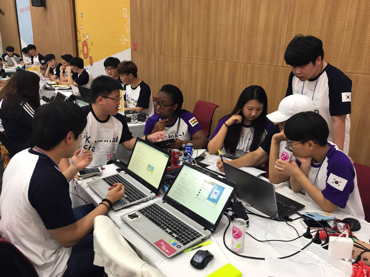 ▲26-27일 양일간 개최돈 K-Global 스타톤에 참여한 국제프로젝트에서 스타트업 팀원들이 서로 상의하고 있다.(사진제공=중기부)