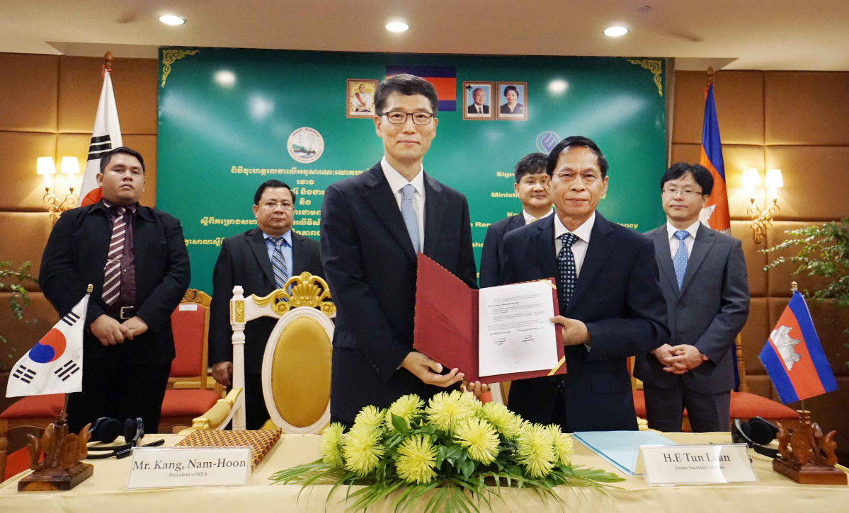 ▲캄보디아 프놈펜에서 강남훈 한국에너지공단 이사장(좌측)과 캄보디아 광산에너지부 튠 린(Tun Lean) 차관(우측)이 에너지효율ㆍ신재생에너지 정책 지원을 위한 업무혐약 체결 후 기념촬영을 하고 있다.(사진=한국에너지공단)