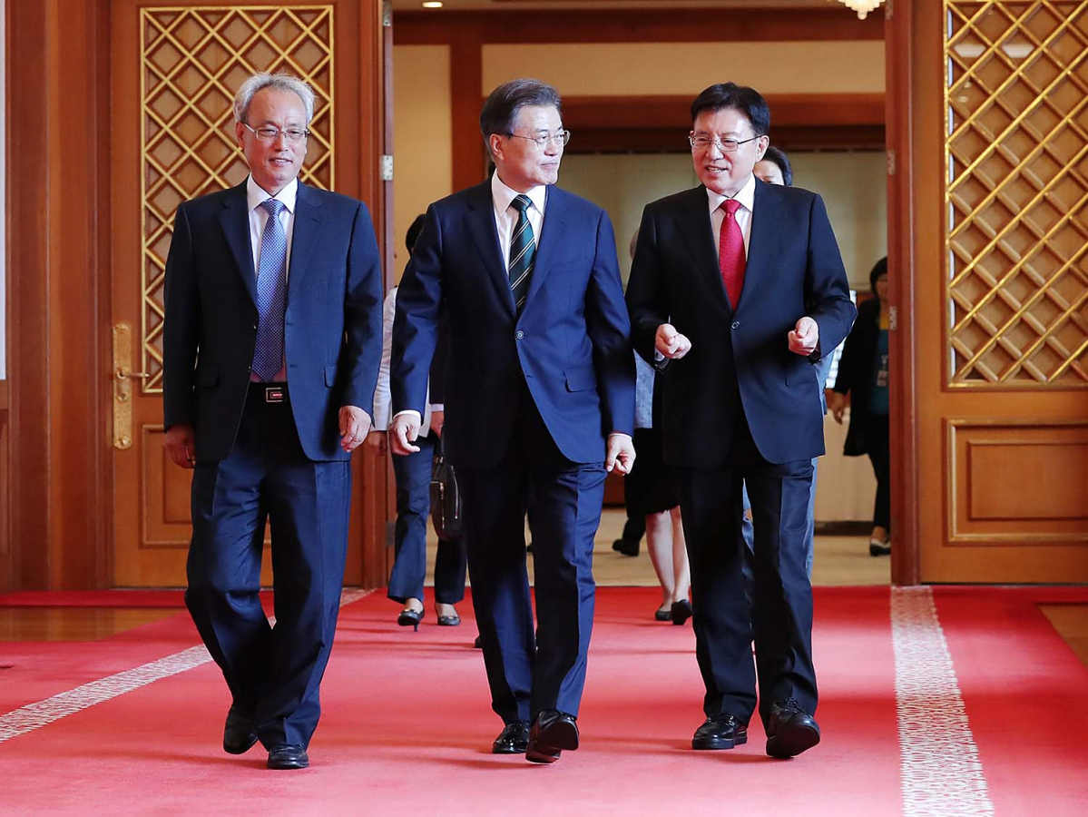 ▲문재인 대통령이 29일 오전 청와대 본관에서 임명장 수여식을 마치고 김덕룡(오른쪽) 민주평화통일자문회의 수석부의장, 문성현(왼쪽) 경제사회발전노사정위원장과 환담장으로 걸어가고 있다. (사진제공=청와대)