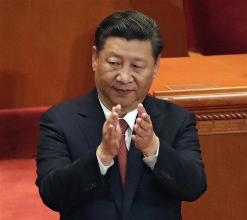 ▲시진핑 중국 국가주석이 1일(현지시간) 베이징 인민대회당에서 열린 인민해방군 창립 90주년 행사에서 박수를 치고 있다. 베이징/AP뉴시스