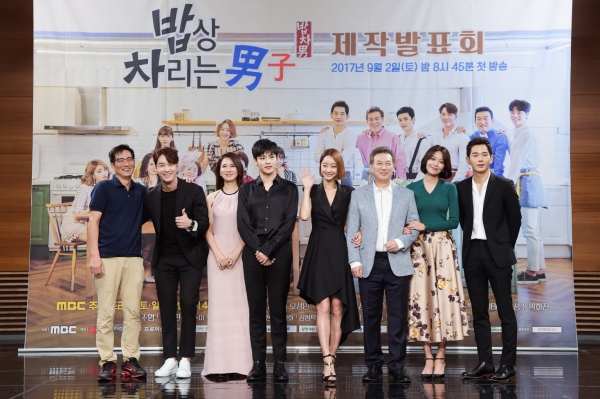 ▲9월 2일 첫 방송을 시작하는 드라마 '밥상 차리는 남자' 출연진. 그러나 PD가 파업에 동참하면서 이후 방영 일정은 불투명해진 상태다.(사진=MBC)