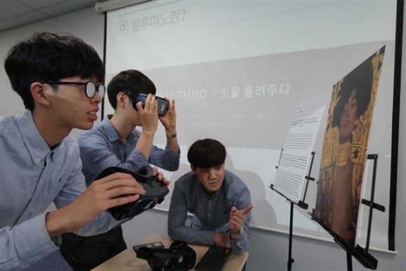 ▲삼성전자 릴루미노 팀원들이 시각장애인들이 사물이나 글자를 보다 뚜렷이 볼 수 있게 보조해 주는 애플리케이션 ‘릴루미노’를 시연하고 있다. 사진제공 삼성전자