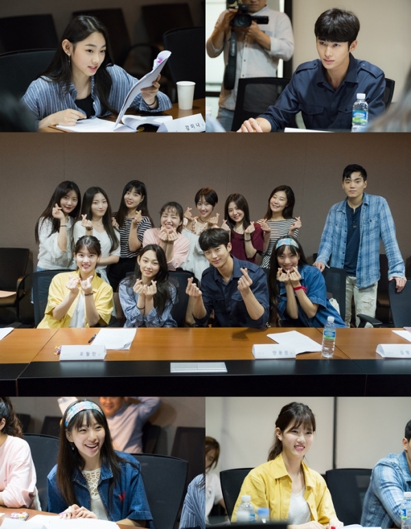 ▲‘직립 보행의 역사’ 대본리딩 현장(사진=tvN)