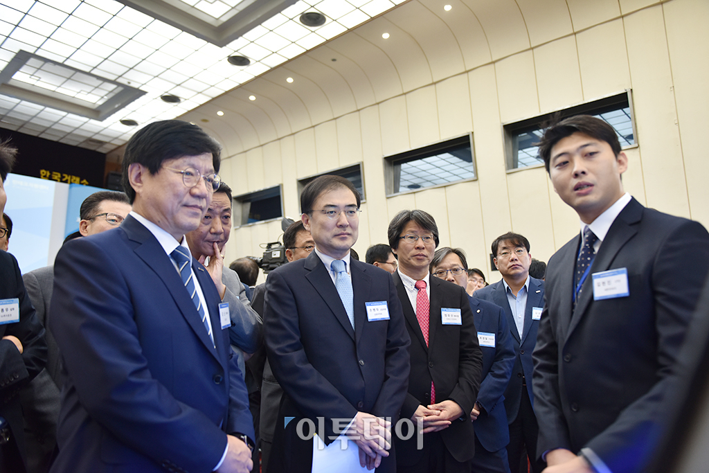 ▲(왼쪽부터)강신 코스콤 전무이사, 권용원 키움증권 사장, 손병두 금융위원회 상임위원, 정유신 핀테크센터장이 30일 '제19차 핀테크 데모데이'에서 서비스 상용화에 나선 핀테크 기업으로부터 관련 설명을 듣고 있다. 사진제공 코스콤