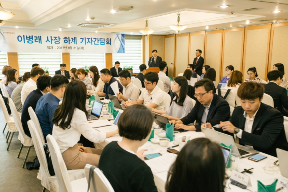 ▲이병래 한국예탁결제원 사장이 19일 서울 여의도에서 진행된 기자간담회에서 올 상반기 주요사업 추진실적 및 향후 계획을 밝히고 있다.(사진제공=한국예탁결제원)