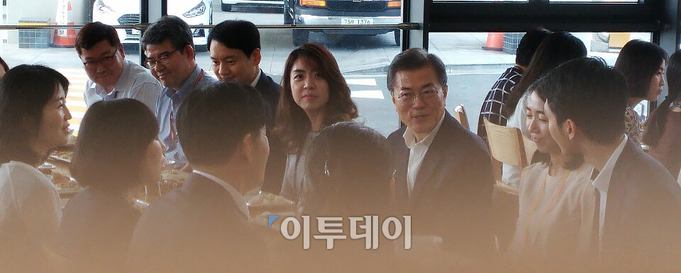 ▲31일 문재인 대통령이 정부세종청사 공정거래위원회 구내식당을 방문, 직원들과 대화를 나누고 있다.(출처=공정거래위원회)