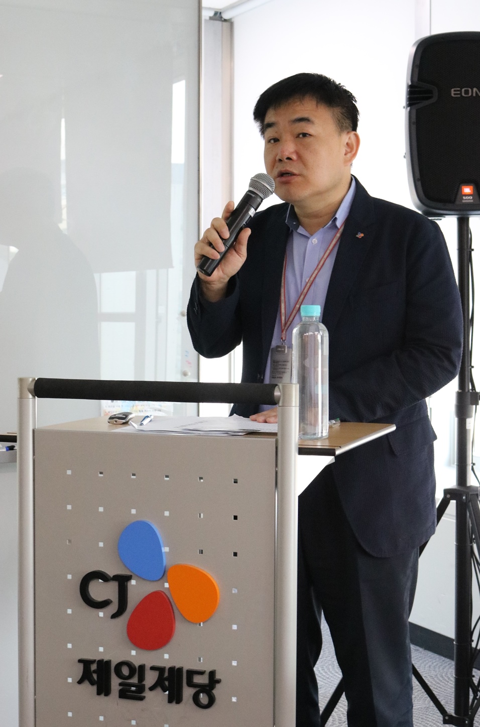 ▲CJ제일제당 패키징센터 차규환 센터장이 CJ제일제당 HMR 제품에 적용된 포장 기술에 대해 설명하고 있다. (사진제공=CJ제일제당)