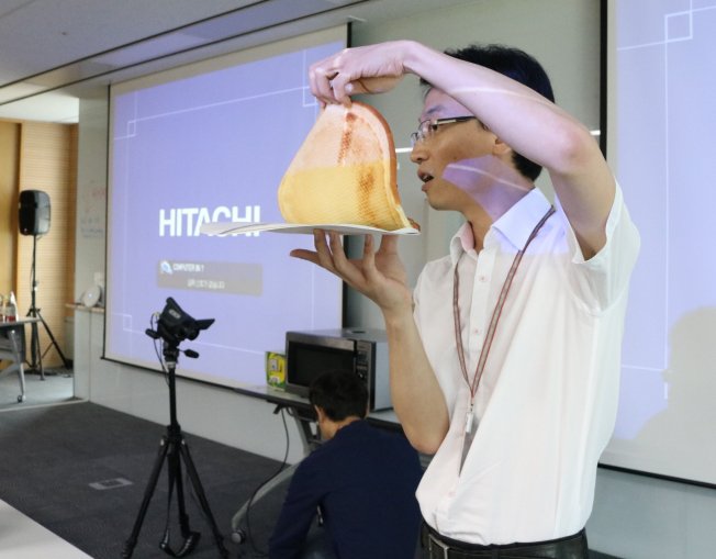 ▲CJ제일제당 패키징센터 김용환 부장이 전자레인지 조리시 서셉터를 적용한 부분과 아닌 부분의 차이를 설명하고 있다. (사진제공=CJ제일제당 )