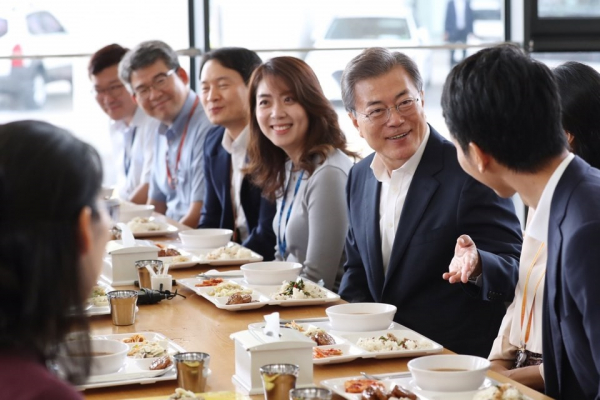 ▲문재인 대통령이 31일 정부세종청사 구내식당을 깜짝 방문해 다둥이 부모 직원과 최근 육아휴직 복직자들과 함께 오찬을 하고 있다.(사진제공=청와대)