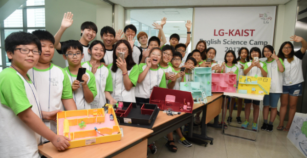 ▲LG사이언스홀가 주최한 'LG-카이스트 사랑의 영어과학캠프’에 참가한 초등학생들이 스마트홈 실습교육을 수행하고 있다.(사진제공=LG그룹)