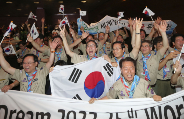 ▲(전주=연합뉴스) 16일(현지시간) 아제르바이잔 바쿠에서 열린 제41차 세계스카우트총회에서 2023년 세계잼버리대회 개최국 투표결과 전북 새만금이 경쟁국인 폴란드 그단스크를 607대 365로 제치고 유치가 확정되자 이주영 유치위원회 위원장(왼쪽), 송하진 전북도지사 등을 비롯한 유치단원들이 환호하고 있다 . 2017.8.17 [전북도 제공=연합뉴스](연합뉴스)