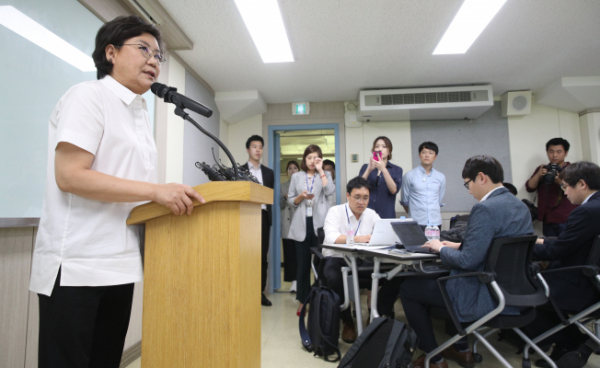 ▲ 31일 오후 파주시 홍원연수원에서 열린 바른정당 국회의원 연찬회 참석한 이혜훈 대표가 자신과 관련된 금품수수의혹에 대한 해명 기자회견을 하고 있다. 2017.08.31(연합뉴스 )