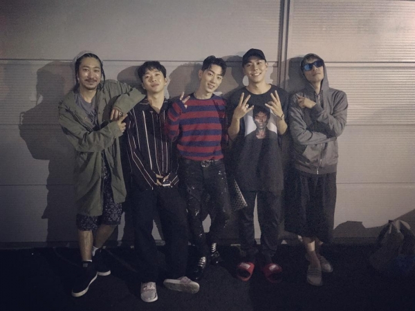 ▲'쇼미더머니6' 출연자들과 가수 로꼬, 그레이(사진=타이거JK SNS)