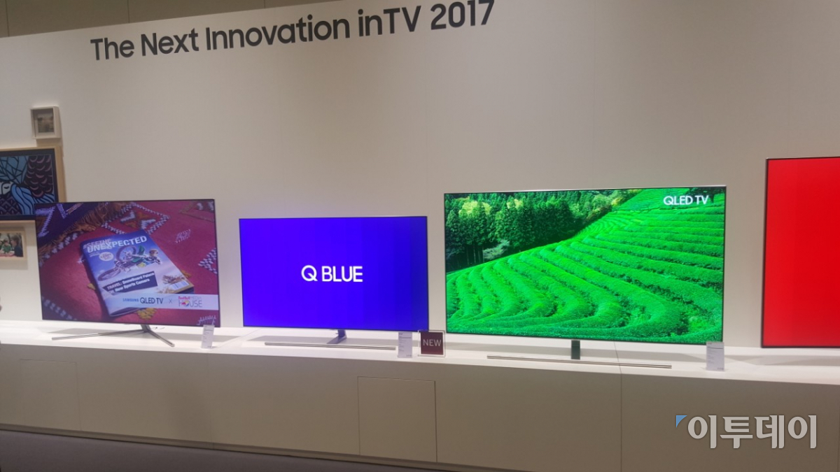 ▲지하 전시관 통로에는 RGB(빨간색·녹색·파란색) 색상으로 빛을 내는 TV가 관람객의 눈을 사로잡는다.(사진=정유현 기자 yhssoo@)