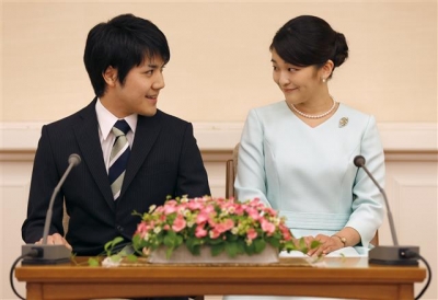 ▲아키히토 일왕의 큰손녀인 마코 공주와 대학 동기인 고무라 게이가 3일 도쿄에서 열린 기자회견에서 약혼을 발표하고 있다. 사진=EPA/연합