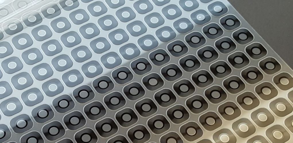 ▲유티아이는 최근 스마트폰에 듀얼 카메라 적용이 확대되면서 수혜를 기대하고 있다. 카메라 윈도우의 면적이 넓어지고, 싱글 카메라 대비 고도화된 생산 기술이 필요해, 수율과 생산성이 높은 유티아이 제품 수요가 늘어날 것으로 기대된다. 사진은 카메라 윈도우 커버글라스 모습.(사진=유티아이)