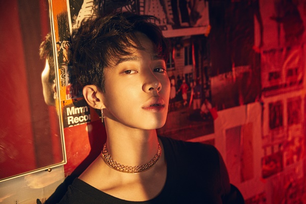 ▲가수 이기광(사진=어라운드어스)