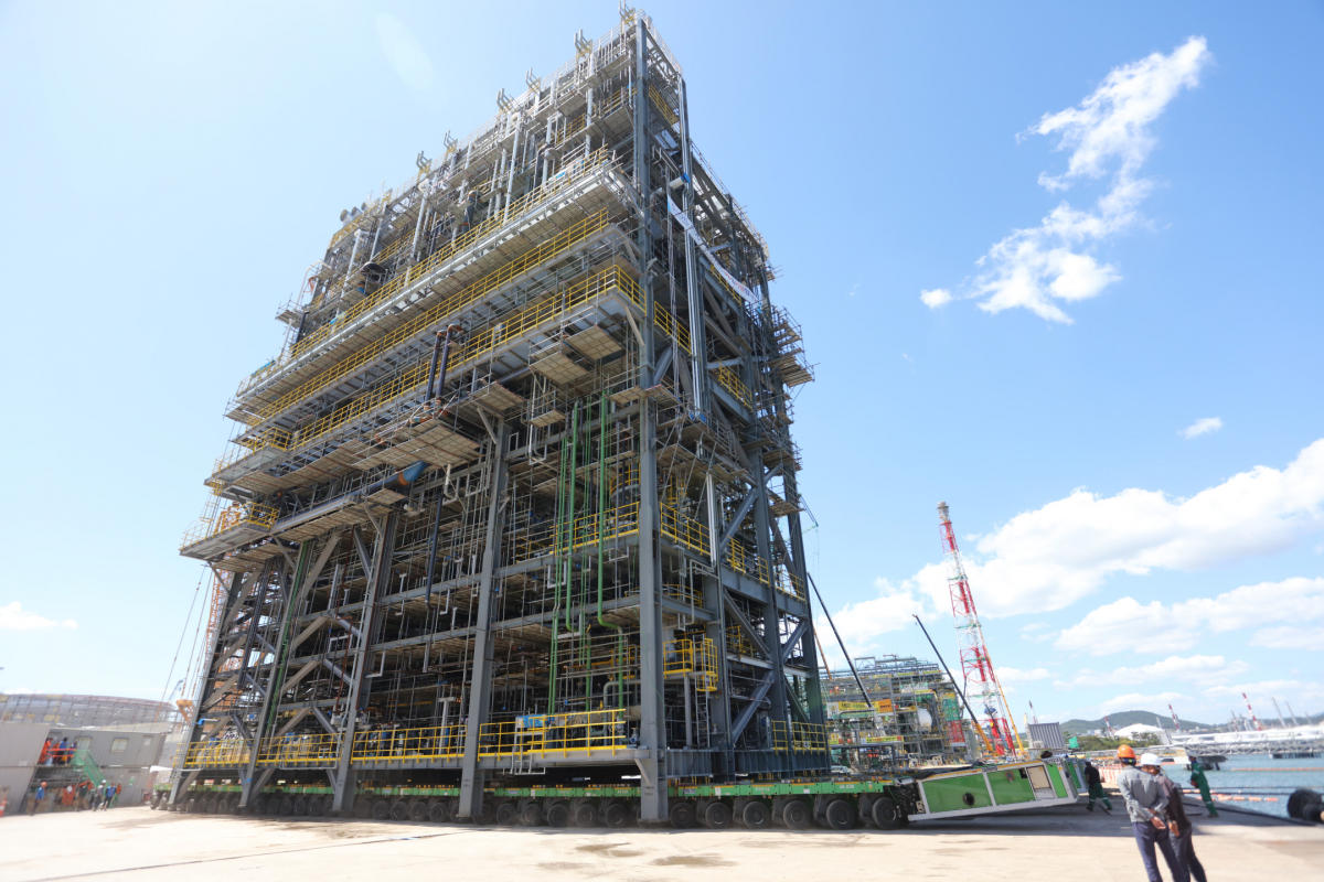 ▲대림산업이 제작한 국내 최대 규모의 플랜트 모듈(사진)이 울산 S-OIL 플랜트 현장에 설치되고 있다.(사진=대림산업)