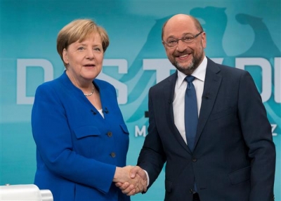 ▲앙겔라 메르켕 독일 총리(왼쪽)과 마틴 슐츠 사회민주당 당수(오른쪽)이 3일(현지시간) 악수를 나누고 있다. (EPA/연합뉴스)