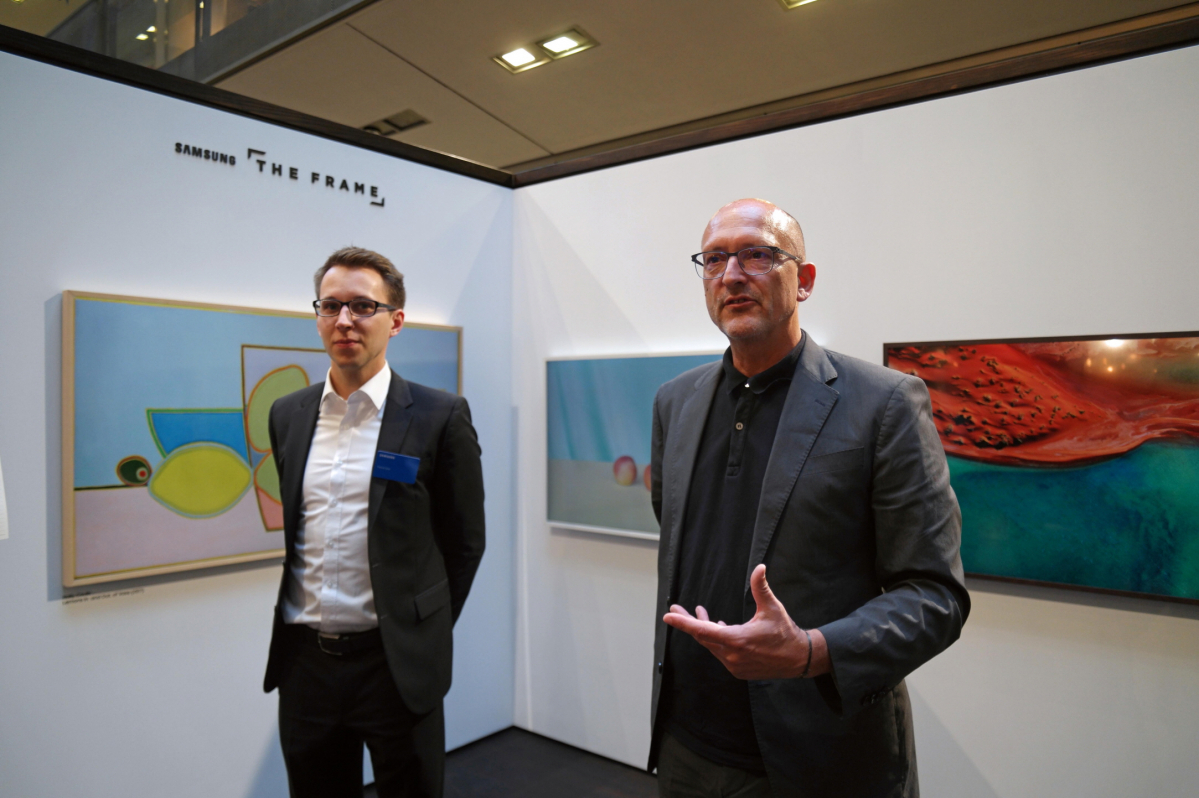 ▲좌측부터 파트릭 스첸(Patrick Szen) 삼성전자 독일법인 '더 프레임' 상품전략 담당자, 게오르크 뢰쳐(Georg Roetzer) 삼성전자 독일법인 마케팅 담당 상무(사진제공=삼성전자)