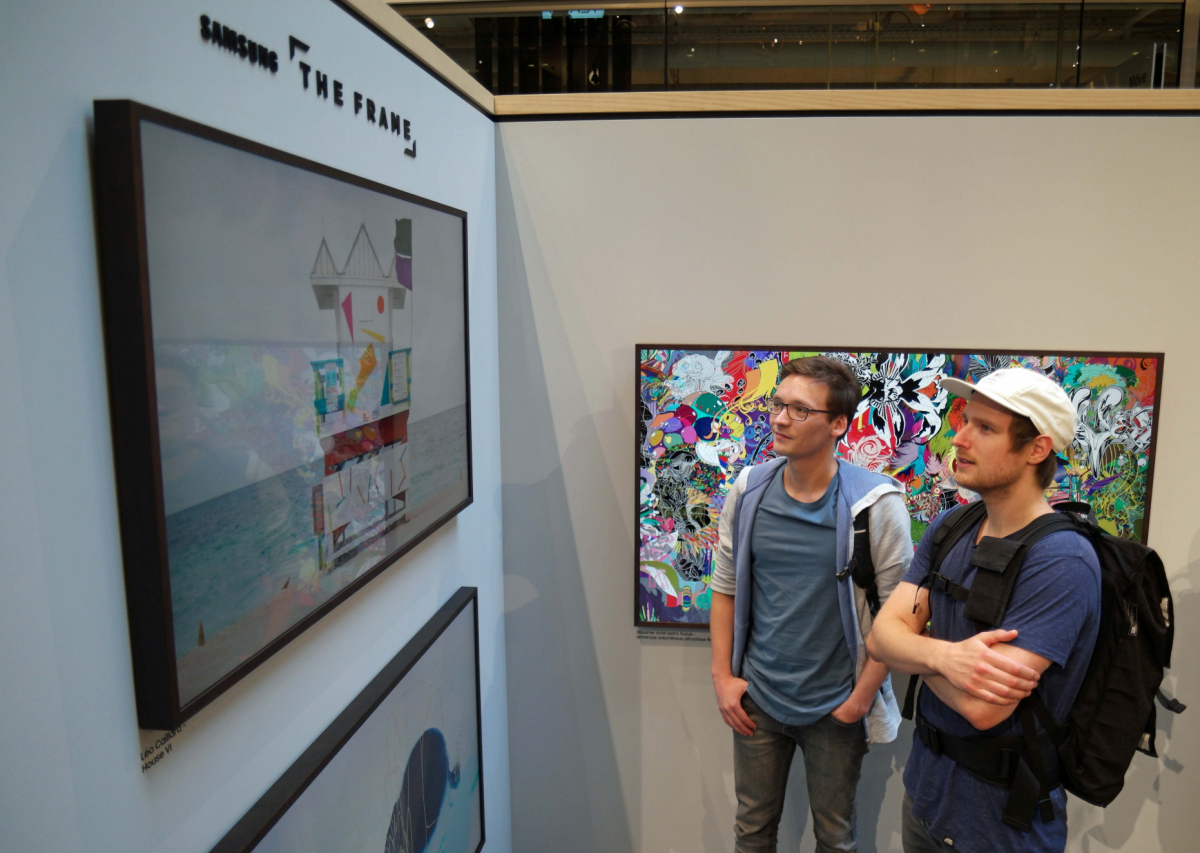▲삼성전자는 4일(현지시간)부터 9일까지 독일 베를린 중심가에 위치한 복합 디자인 쇼핑센터 슈틸베르크(STILWERK)에서 '더 프레임'을 특별 전시한다. 관람객들이 라이프 스타일 TV '더 프레임'을 통해 미술작품을 감상하고 있다.(사진제공=삼성전자)