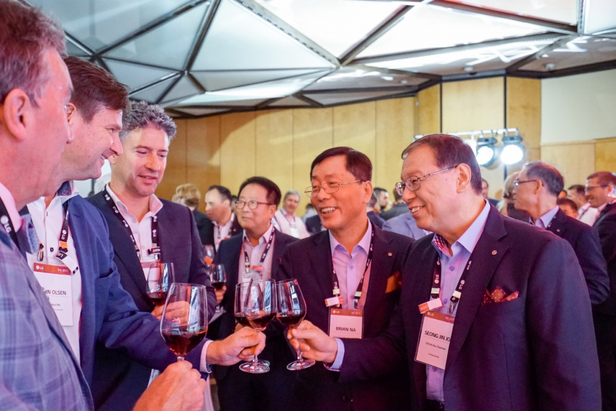 ▲LG전자가 현지시간 4일 독일 베를린 IFA 전시장에서 유럽 주요 거래선 관계자 130여 명을 초청한 'LG 나이트(LG Night)' 행사에서 조성진 부회장(맨 오른쪽), 글로벌마케팅부문장 나영배 부사장(오른쪽 두번째)이 거래선 관계자들과 대화를 나누고 있다.(사진제공=LG전자)