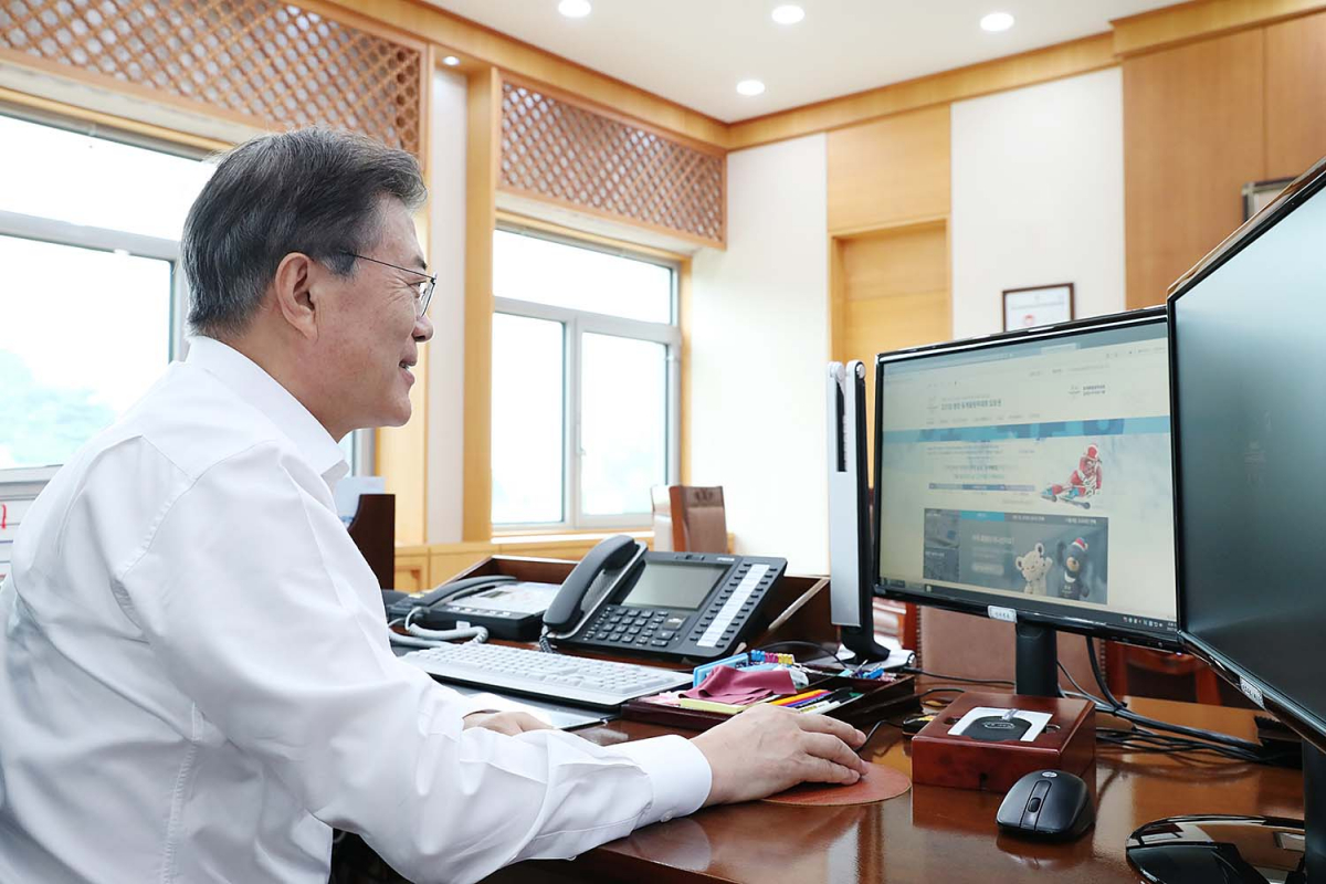 ▲문재인 대통령이 5일 오후에 여민관 집무실에서  2018평창동계올림픽 입장권 2차 온라인 판매에 참여하여 입장권을 구매하고 있다.(사진제공=청와대)