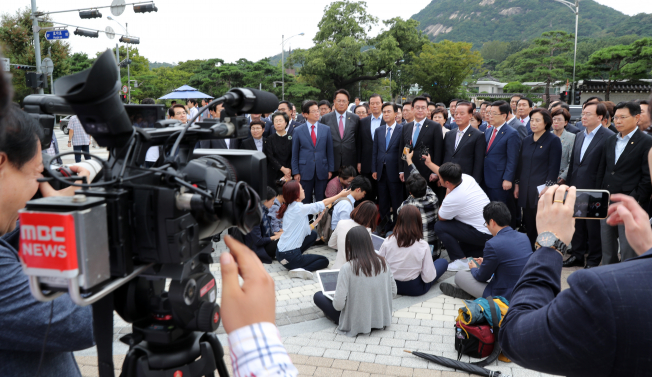 ▲김장겸 MBC 사장 체포 영장 발부에 반발해 정기국회 보이콧을 선언한 자유한국당 정우택 원내대표 등 의원들이 5일 오후 청와대 앞 분수대 광장에서 기자회견을 열고 청와대 항의 방문 결과를 설명하고 있다. 2017.9.5(연합뉴스)