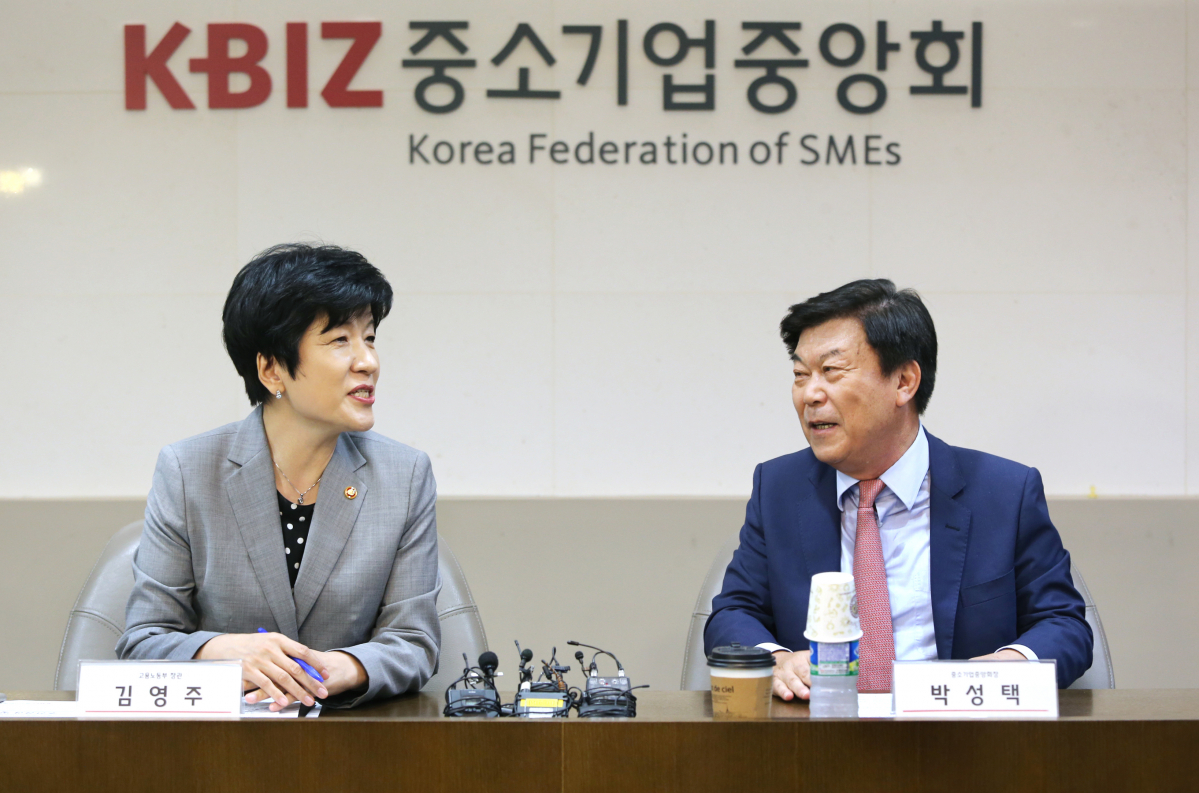 ▲중소기업계가 5일 김영주 고용노동부 장관과 만나 근로시간단축과 최저임금 산입범위 확대 등 노동 현안에 대해 건의하고 업계의 현안을 전달했다. 왼쪽부터 김영주 고용부 장관, 박성택 중기중앙회장(사진=중기중앙회)