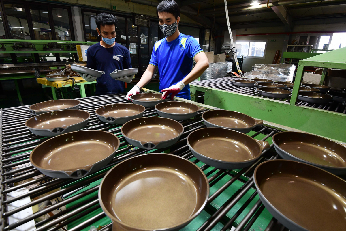 ▲29일 경기 김포시 월곶면 세신산업 공장에서 직원들이 분주하게 움직이고 있다. 고이란 기자 photoeran@