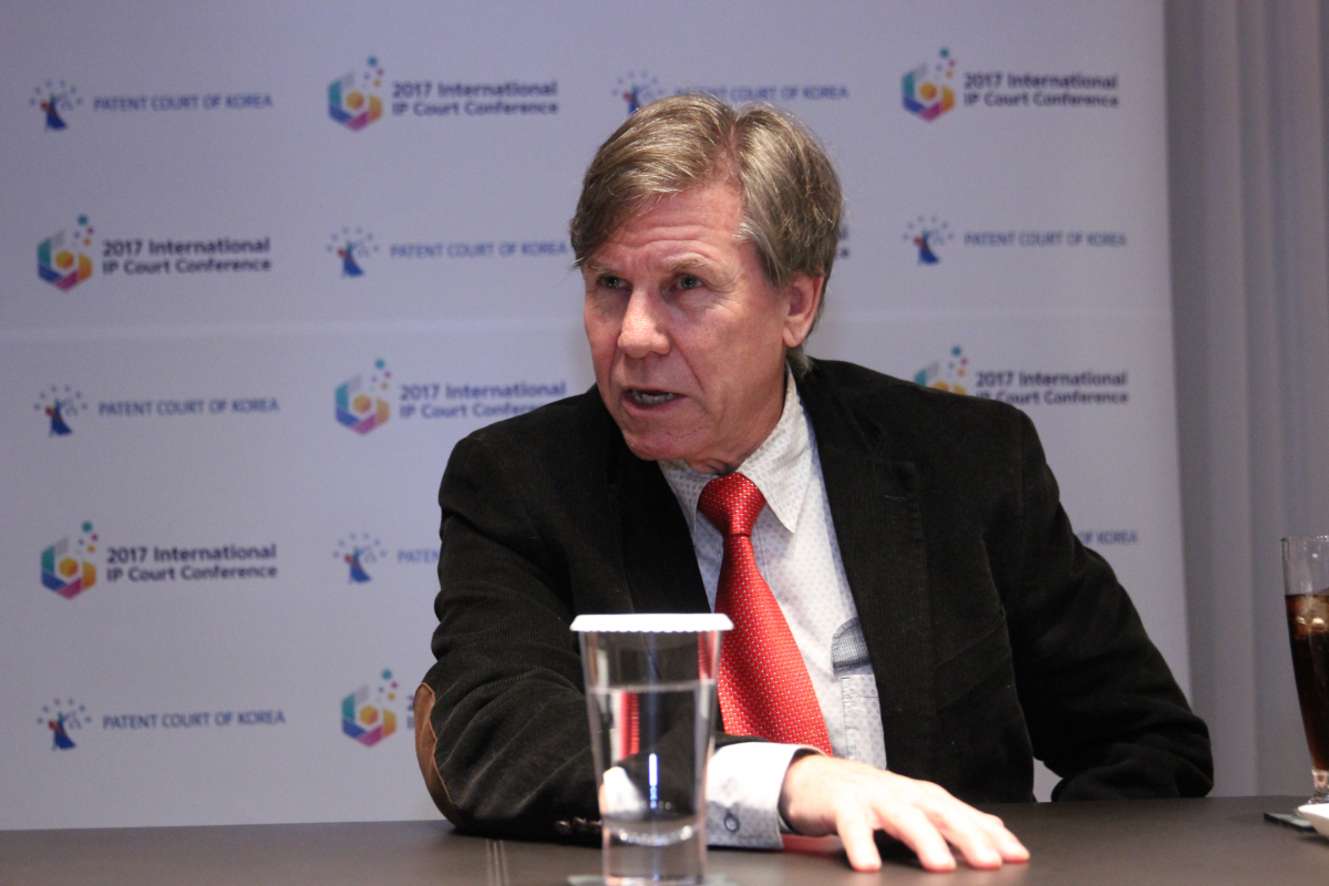 ▲랜달 레이더 전 미국 연방순회항소법원장이 5일 오전 서울 중구 소공로 더플라자 호텔에서 진행된 인터뷰에서 취재진의 질문에 답하고 있다. 