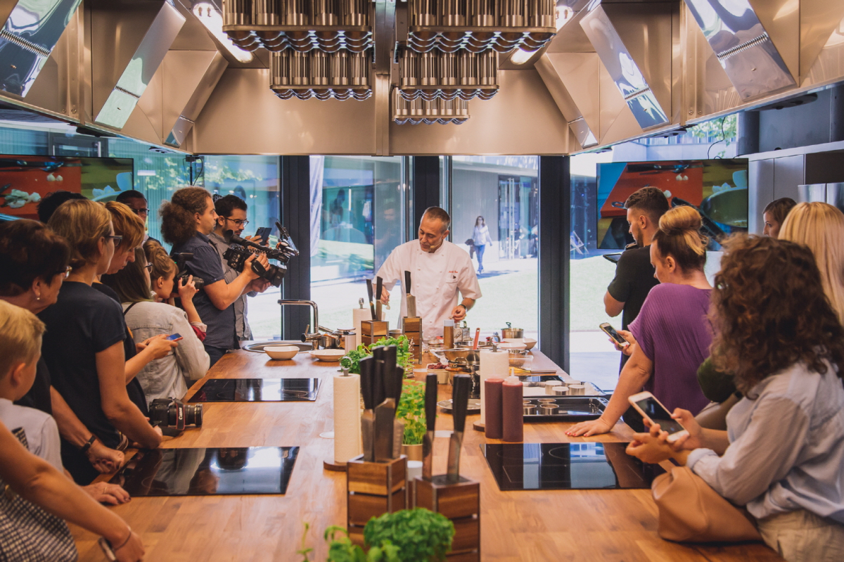 ▲삼성전자가 지난 달 30일(현지시간) 폴란드 바르샤바 중심가의 비즈니스 센터 로열 빌라노프(Royal Wilanów)에 빌트인 쇼룸 ‘쿡 스토리 바이 삼성(Cook Story by Samsung)’을 열고 프리미엄 빌트인 가전으로 유럽 시장 공략에 적극적으로 나선다.(사진제공=삼성전자)