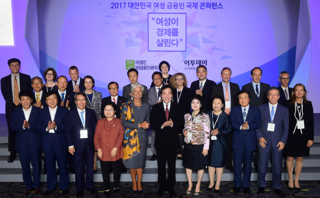 ▲이투데이와 여성금융인네트워크가 주관한 2017 대한민국 여성 금융인 국제 콘퍼런스가 6일 오전 서울 소공동 롯데호텔에서 열린 가운데 이낙연 국무총리(앞줄 가운데),크리스틴 라가르드 IMF 총재(앞줄 왼쪽에서 다섯번째), 정현백 여성가족부 장관(앞줄 왼쪽에서 네번째), 이진복 국회 정무위원장(앞줄 왼쪽에서 두번째), 최운열 더불어민주당 의원(둘째줄 왼쪽에서 두번째), 정운찬 동반성장연구소 이사장(앞줄 왼쪽에서 세번째), 길정우 이투데이 총괄대표이사(둘째줄 오른쪽에서 네번째), 김상경 여성금융인네트워크 회장(앞줄 오른쪽에서 다섯번째) 등이 기념촬영을 하고 있다.(고이란 기자 photoeran@)