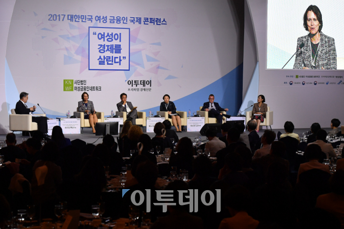 ▲6일 오전 서울 소공동 롯데호텔에서 프리미엄 경제신문 이투데이와 여성금융인네트워크가 공동 개최한 ‘2017 대한민국 여성 금융인 국제 콘퍼런스’에서 국내외 금융인과 패널의 토론이 펼쳐지고 있다. (이동근 기자)
