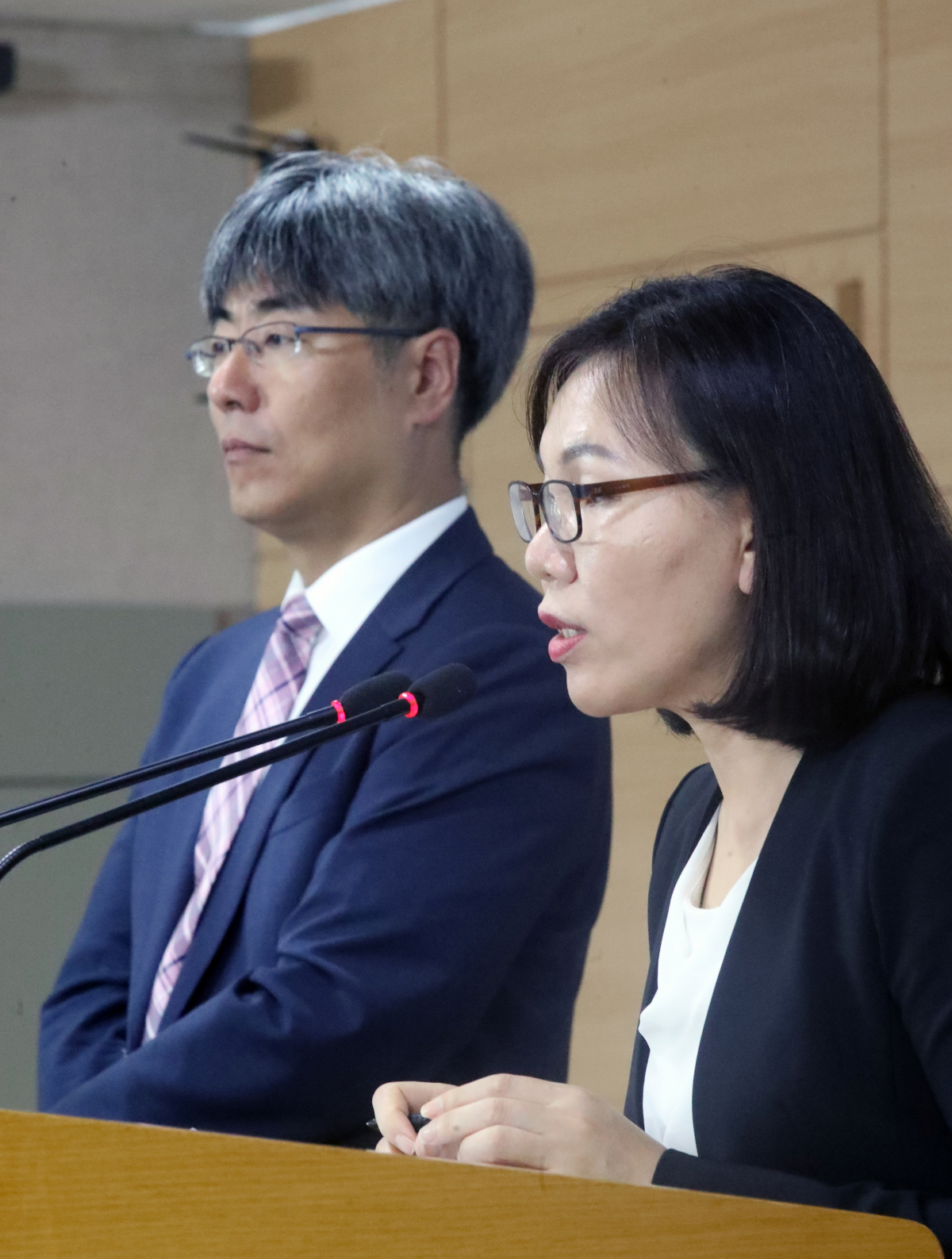 ▲신고리 5·6호기 공론화위원회 이희진 대변인(오른쪽)과 이윤석 대변인이 6일 오후 서울 세종로 정부서울청사에서 8차 회의 결과 브리핑을 하고 있다. (사진=연합뉴스 )