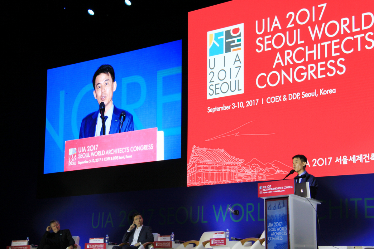 ▲희림 정영균 대표이사가 지난 6일 서울 강남구 삼성동 코엑스에서 열린 ‘UIA 2017 서울세계건축대회’의 마지막 기조포럼에서 좌장 및 연사로 참석해 발표를 하고 있다.(사진=희림)