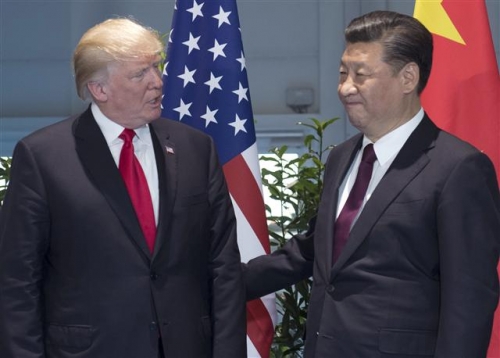 ▲도널드 트럼프(왼쪽) 미국 대통령과 시진핑 중국 국가 주석이 지난 7월 독일 함부르크에서 열린 주요20개국(G20) 정상회의에 참석해 서로 인사를 나누고 있는 모습. 사진=AP뉴시스