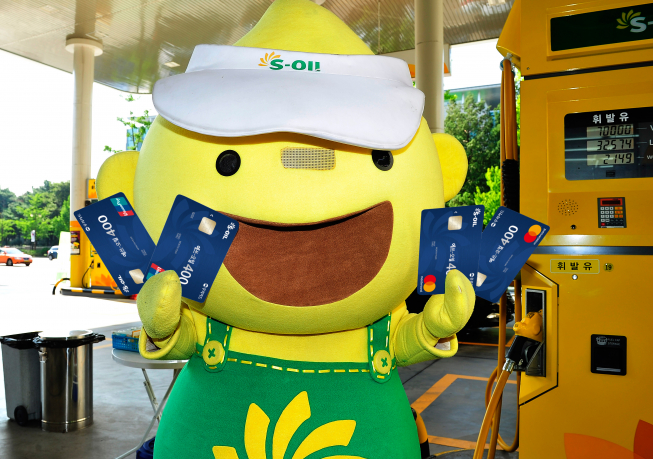 ▲에쓰오일(S-OIL)이 우리카드와 제휴하여 주유금액을 리터당 최대 400원까지 할인해주는 ‘에쓰-오일 400 우리카드’를 출시했다. (사진제공=에쓰오일)