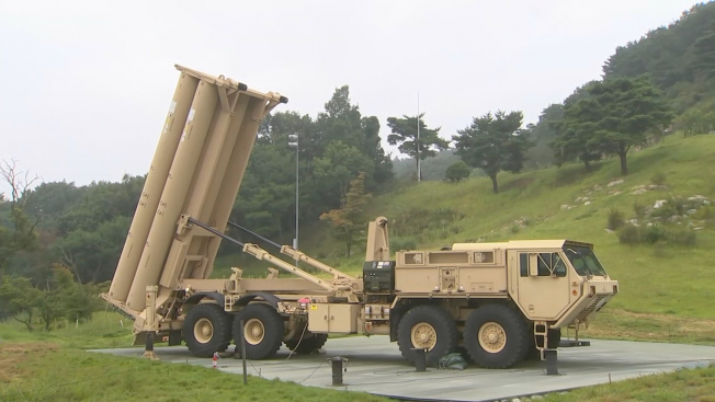 ▲ 7일 오전 경북 성주군 사드 기지에 이날 추가로 반입된 사드 발사대가 하늘을 향하고 있다. 2017.9.7 [국방부 영상공동취재단 제공=연합뉴스]