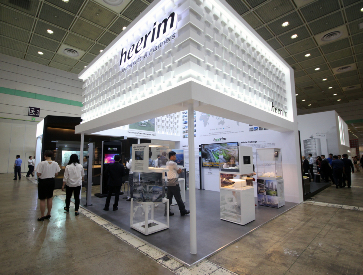 ▲희림은 세계 최대 규모의 국제행사인 ‘UIA 2017 서울세계건축대회’에 참가해 혁신적인 건축 기술과 제품을 선보였다고 밝혔다. 사진은 희림 전시부스 전경.(사진=희림)