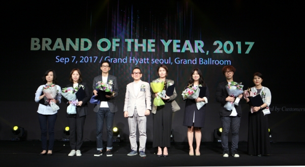 ▲'82년생 김지영' 조남주 작가, '쌈마이웨이' 이나정PD, '효리네민박' 정효민PD, 이장우 한국소비자브랜드위원회 기업분과위원장, '브로드웨이 42번가' 박종환 팀장(CJ E&M), '나혼자산다' 황지영PD, '프로듀스101 시즌2' 안준영PD, '썰전' 임정아 국장(JTBC)(사진=한국소비자포럼)