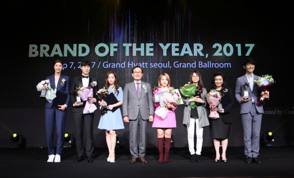 ▲김연경 배구선수, 최현석 셰프, 배우 이유리, 윤은기 한국소비자브랜드위원장, 뷰티크리에이터 포니, 김은희 작가, 오은영 원장, 강성태 대표(사진=한국소비자포럼)