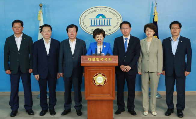 ▲국회 보건복지위원회 자유한국당 의원들이 8일 오전 국회 정론관에서 생리대 유해물질 논란과 관련해 류영진 식품의약품안전처장의 해임을 촉구하는 기자회견을 하고 있다. 왼쪽부터 김명연, 성일종, 강석진, 김순례, 김상훈, 김승희, 송석준 의원. 2017.9.8(연합뉴스)